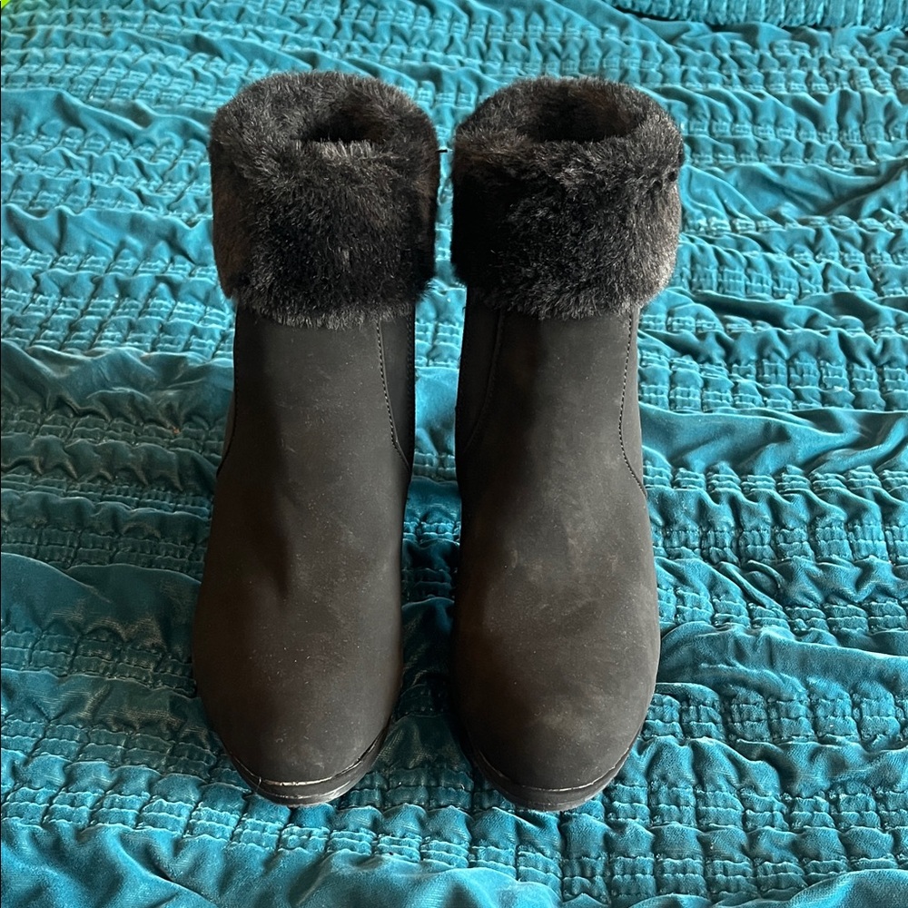 Elegant Black Fur-Trimmed Heeled Boots